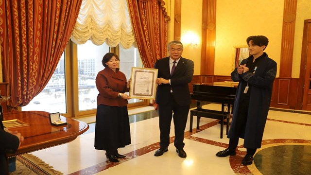 Kazak Sanatçı Dimash Kudaibergen’e TÜRKSOY “Türk Dünyası Kültür Elçisi” Nişanı Verildi